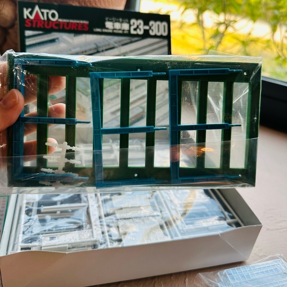 Kato 23-300 N Scale Long Engine House model railroad building kit - Picture 8 of 10